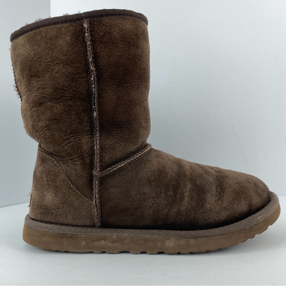 Ugg size 9 Women’s Chocolate Brown Suede Classic Short II Boots